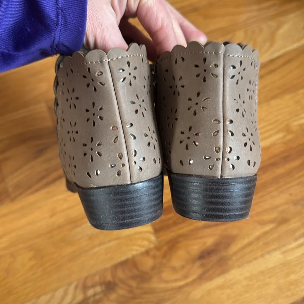 NWT Girls Brown Boots (Size 1)